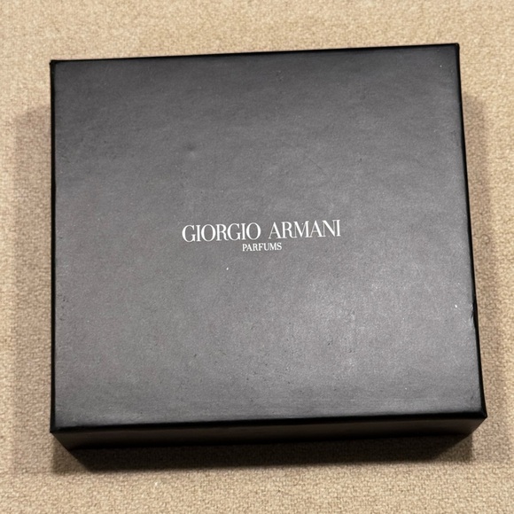 Giorgio Armani Patent Leather pouch with Gold Mirror - Picture 8 of 8